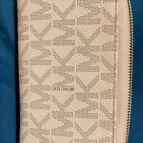 Beautiful authentic Michael kors phone case and wallet - Picture 2 of 4